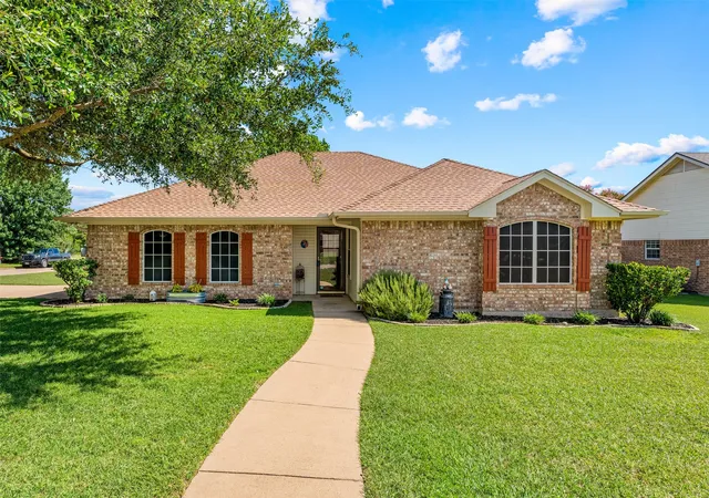 Photo 1 of Sale Pending at 205 Onyx Dr, Hewitt, TX 76643 | MLS# 21306772 | Listing updated on 2026-07-27
