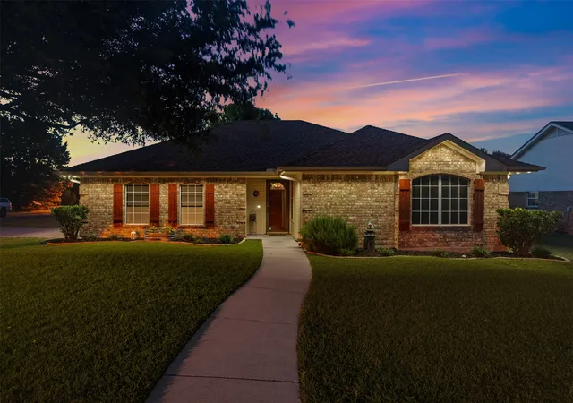 Photo 2 of Sale Pending at 205 Onyx Dr, Hewitt, TX 76643 | MLS# 21306772 | Listing updated on 2026-07-27