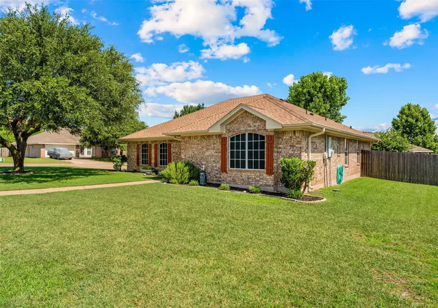 Photo 3 of Sale Pending at 205 Onyx Dr, Hewitt, TX 76643 | MLS# 21306772 | Listing updated on 2026-07-27
