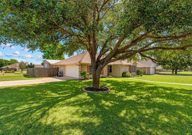Photo 3 of Sale Pending at 205 Onyx Dr, Hewitt, TX 76643 | MLS# 21306772 | Listing updated on 2026-07-27