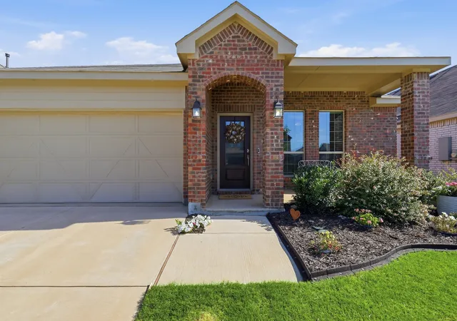 Single family home for sale at 3012 Paruament Dr, Denton, TX 76207 | MLS# 21306868