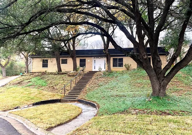 Photo 1 of Single family home for sale at 605 Blue Lake Dr, Fort Worth, TX 76103 | MLS# 21304361 | Listing updated on 2026-08-28