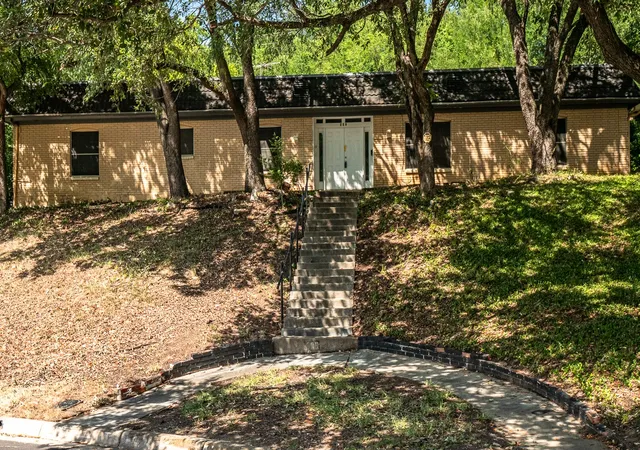 Photo 3 of Single family home for sale at 605 Blue Lake Dr, Fort Worth, TX 76103 | MLS# 21304361 | Listing updated on 2026-08-28