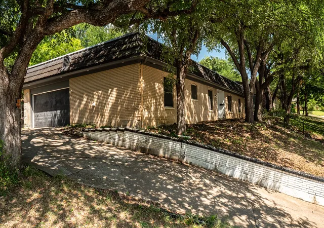 Photo 4 of Single family home for sale at 605 Blue Lake Dr, Fort Worth, TX 76103 | MLS# 21304361 | Listing updated on 2026-08-28