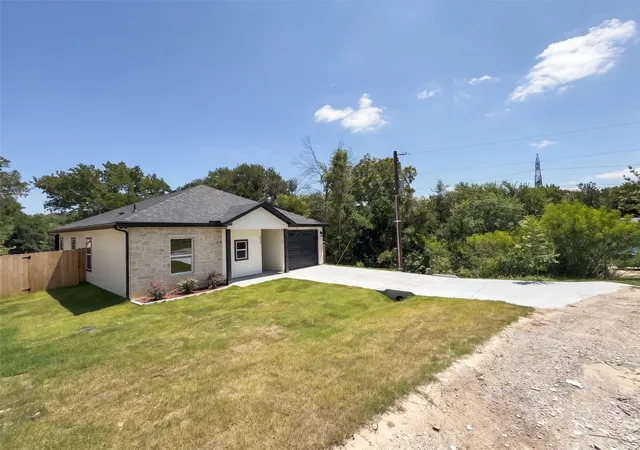 Photo 2 of Sale Pending at 4018 Montana Trl, Granbury, TX 76048 | MLS# 21306963 | Listing updated on 2026-08-28