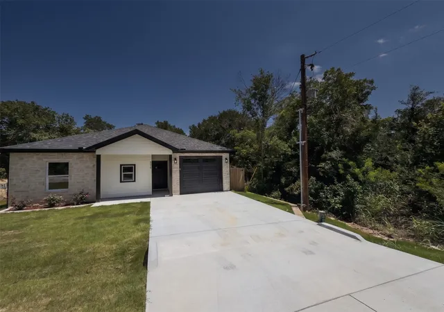 Photo 3 of Sale Pending at 4018 Montana Trl, Granbury, TX 76048 | MLS# 21306963 | Listing updated on 2026-08-28