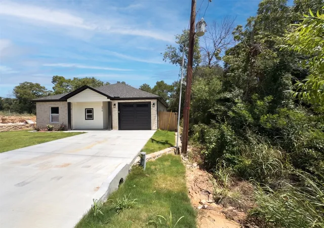 Photo 3 of Sale Pending at 4018 Montana Trl, Granbury, TX 76048 | MLS# 21306963 | Listing updated on 2026-08-28