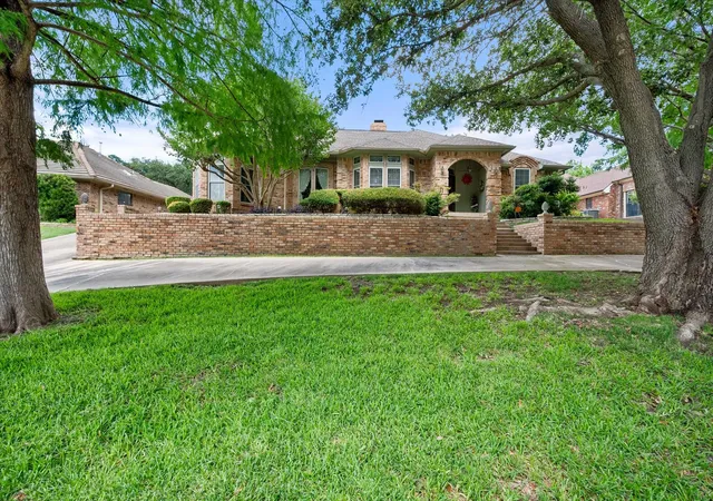 Photo 2 of Single family home for sale at 705 Kyle Dr, Arlington, TX 76011 | MLS# 21306971 | Listing updated on 2026-08-22