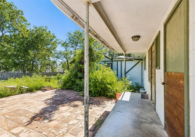 Photo 3 of Single family home for sale at 1815 W Oak St, Denton, TX 76201 | MLS# 21303174 | Listing updated on 2026-08-22