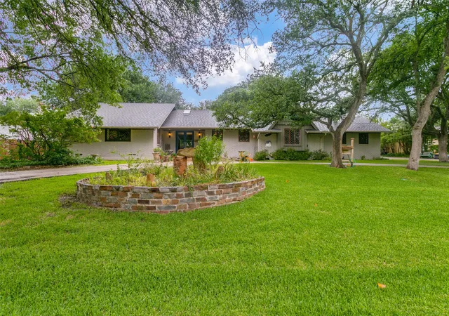 Homes for sale in Highland Village, TX | 233 Lakeland Dr, Highland Village, TX 75077 | MLS# 21276483