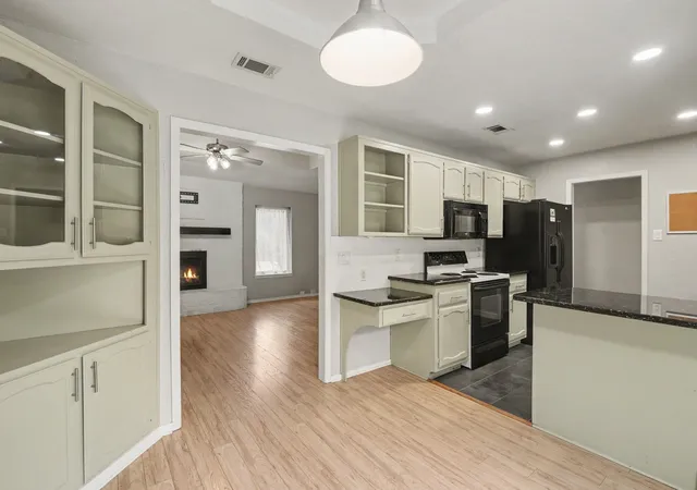 Photo 3 of Single family home for sale at 217 Kingswood Rd, Willow Park, TX 76087 | MLS# 21306436 | Listing updated on 2026-08-27