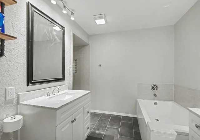 Photo 4 of Single family home for sale at 217 Kingswood Rd, Willow Park, TX 76087 | MLS# 21306436 | Listing updated on 2026-08-27