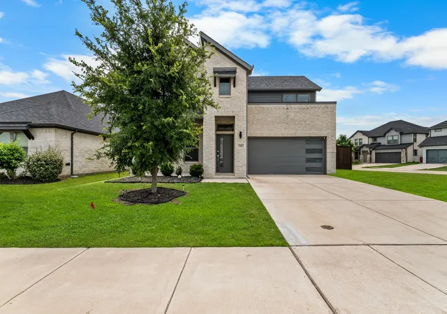 Photo 2 of Single family home for sale at 352 Boone Dr, Waxahachie, TX 75165 | MLS# 21305081 | Listing updated on 2026-09-07