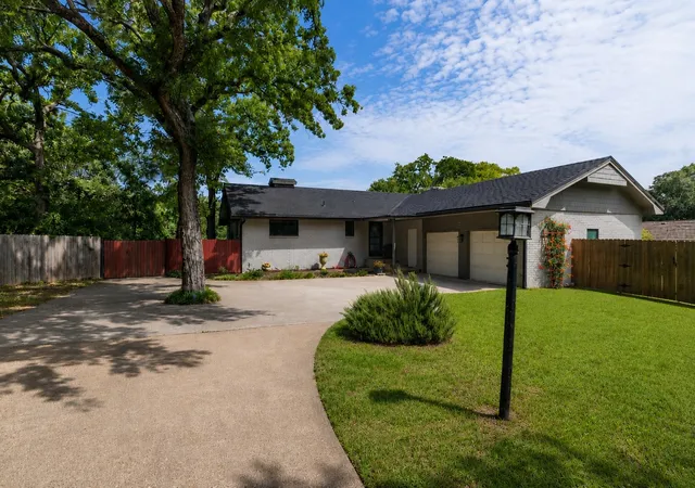 Photo 2 of Single family home for sale at 205 Timberlake Dr, Azle, TX 76020 | MLS# 21304642 | Listing updated on 2026-08-22