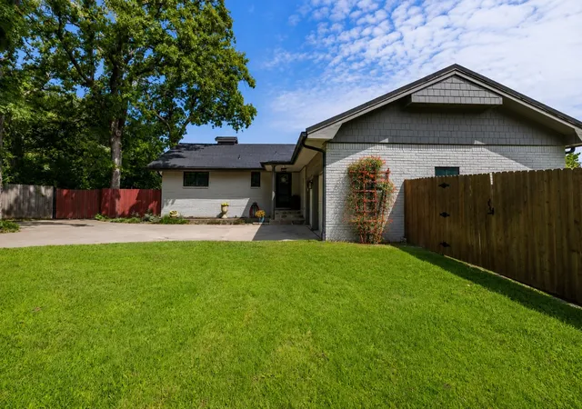 Photo 3 of Single family home for sale at 205 Timberlake Dr, Azle, TX 76020 | MLS# 21304642 | Listing updated on 2026-08-22