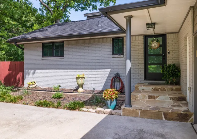 Photo 3 of Single family home for sale at 205 Timberlake Dr, Azle, TX 76020 | MLS# 21304642 | Listing updated on 2026-09-23