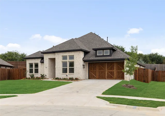 Photo 3 of Sale Pending at 1044 Quincy Dr, Red Oak, TX 75154 | MLS# 21307216 | Listing updated on 2026-09-29