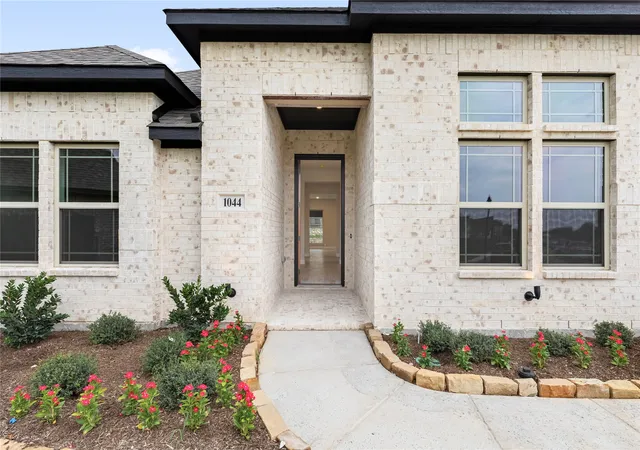 Photo 3 of Sale Pending at 1044 Quincy Dr, Red Oak, TX 75154 | MLS# 21307216 | Listing updated on 2026-09-29