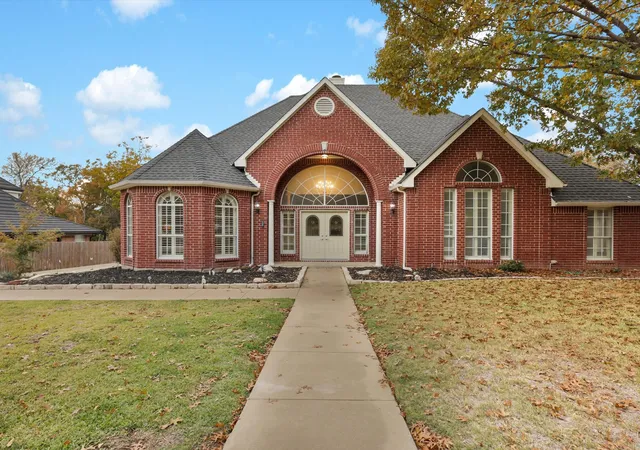 Photo 3 of Sale Pending at 3204 Tranquility Dr, Arlington, TX 76016 | MLS# 21307234 | Listing updated on 2026-08-27