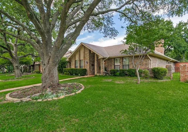 Photo 2 of Single family home for sale at 2731 Wagonwheel Dr, Carrollton, TX 75006 | MLS# 21307088 | Listing updated on 2026-08-04