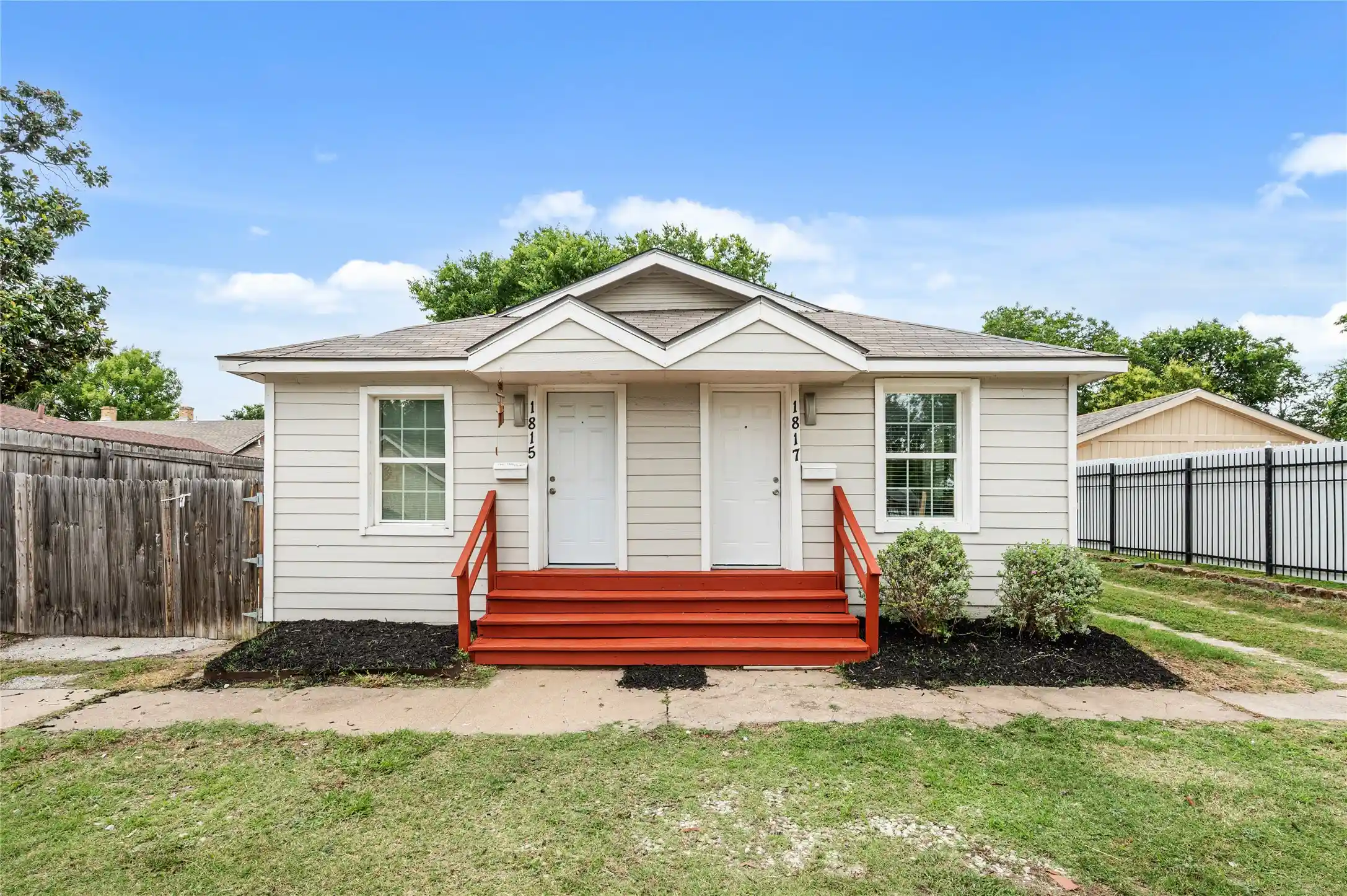 Multi family home for sale at 1815 W Brooklyn Ave, Dallas, TX 75208 | MLS# 21304177