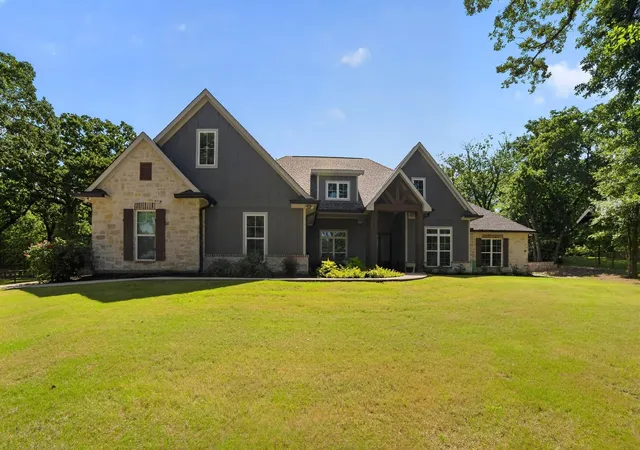 Photo 3 of Single family home for sale at 125 Oakbend Trl, Mabank, TX 75147 | MLS# 21307355 | Listing updated on 2026-09-26