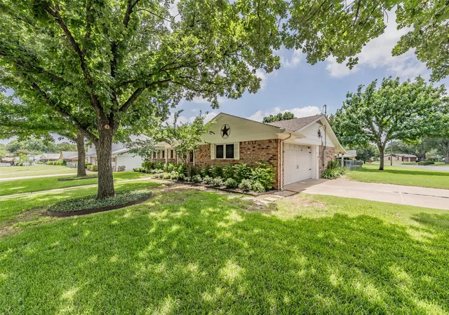 Photo 2 of Sale Pending at 553 Nw Janie Ln, Burleson, TX 76028 | MLS# 21306893 | Listing updated on 2026-08-22