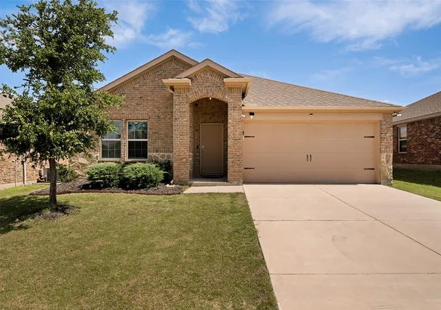 Photo 1 of Single family home for sale at 905 English Dr, Aubrey, TX 76227 | MLS# 21307440 | Listing updated on 2026-09-01