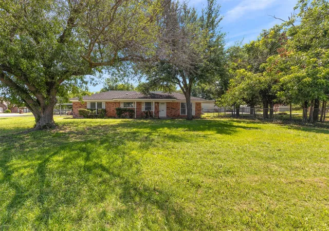 3rd image of 516 Willow Park Dr, Willow Park, TX 76087 | MLS# 21305400