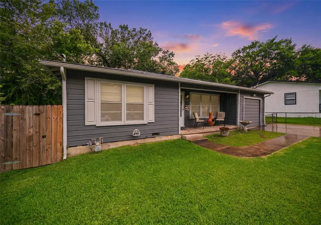 2nd image of 1307 N Gaines St, Ennis, TX 75119 | MLS# 21300708