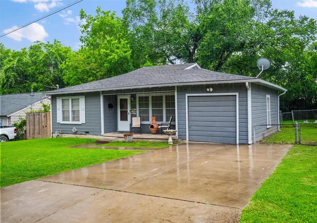 Photo 3 of Single family home for sale at 1307 N Gaines St, Ennis, TX 75119 | MLS# 21300708 | Listing updated on 2026-07-27
