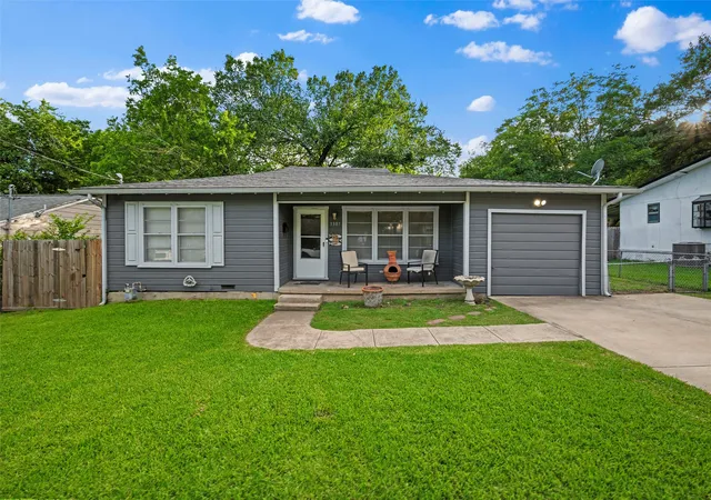 Photo 3 of Single family home for sale at 1307 N Gaines St, Ennis, TX 75119 | MLS# 21300708 | Listing updated on 2026-07-27