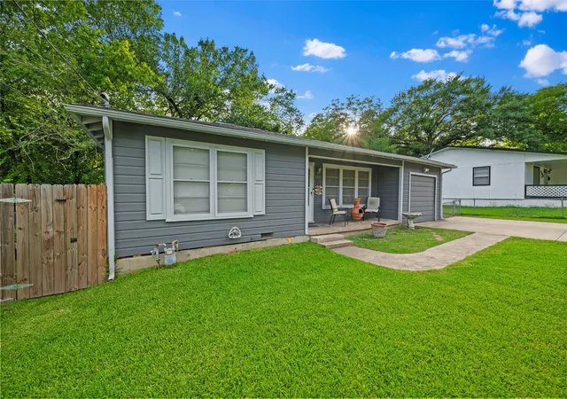 Photo 4 of Single family home for sale at 1307 N Gaines St, Ennis, TX 75119 | MLS# 21300708 | Listing updated on 2026-07-27
