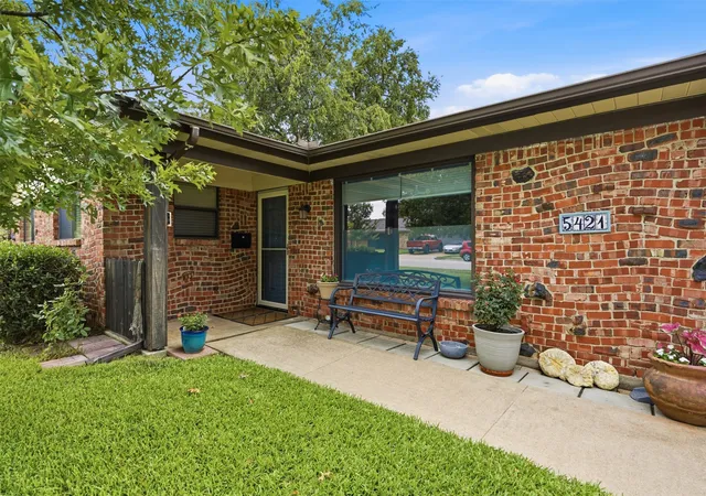 Homes for sale in North Richland Hills, TX | 5421 Susan Lee Ln, North Richland Hills, TX 76180 | MLS# 21306575