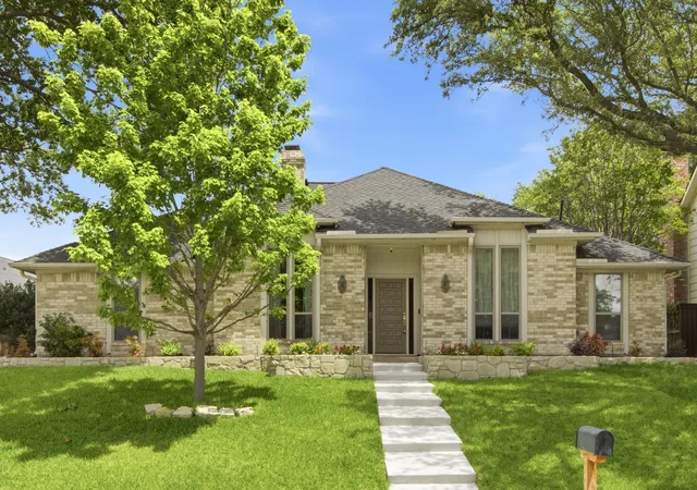 Homes for sale in Richardson, TX | 236 Canyon Valley Dr, Richardson, TX 75080 | MLS# 21305025