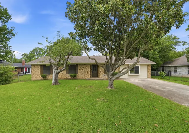 Photo 1 of Single family home for sale at 108 Loraine St, Pottsboro, TX 75076 | MLS# 21307536 | Listing updated on 2026-09-23