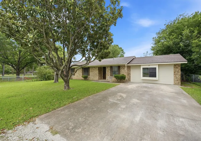 Photo 3 of Single family home for sale at 108 Loraine St, Pottsboro, TX 75076 | MLS# 21307536 | Listing updated on 2026-09-23
