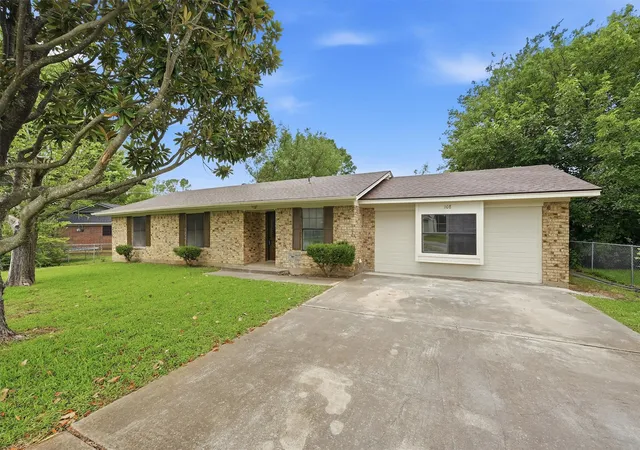 Photo 3 of Single family home for sale at 108 Loraine St, Pottsboro, TX 75076 | MLS# 21307536 | Listing updated on 2026-09-23