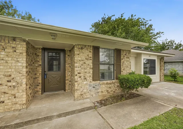 Photo 4 of Single family home for sale at 108 Loraine St, Pottsboro, TX 75076 | MLS# 21307536 | Listing updated on 2026-09-23