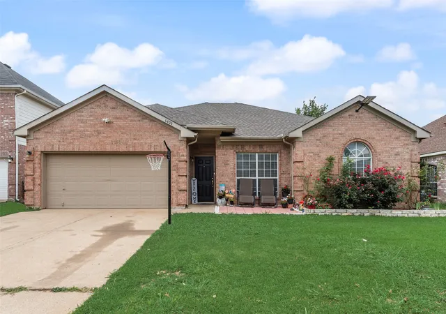 Photo 1 of Single family home for sale at 6420 St Alban Ct, Arlington, TX 76001 | MLS# 21307144 | Listing updated on 2026-07-24