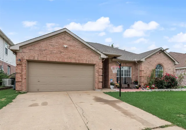 Photo 2 of Single family home for sale at 6420 St Alban Ct, Arlington, TX 76001 | MLS# 21307144 | Listing updated on 2026-07-24