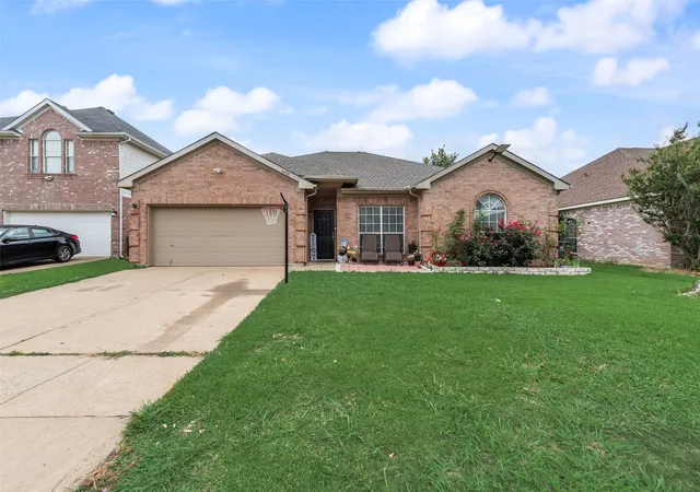 Photo 3 of Single family home for sale at 6420 St Alban Ct, Arlington, TX 76001 | MLS# 21307144 | Listing updated on 2026-07-24