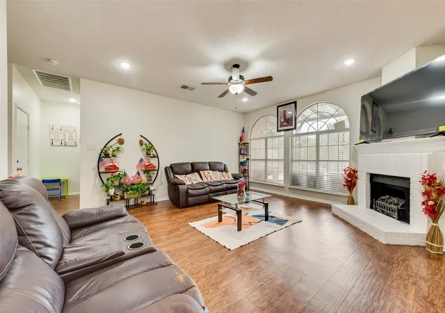 Photo 4 of Single family home for sale at 6420 St Alban Ct, Arlington, TX 76001 | MLS# 21307144 | Listing updated on 2026-07-24