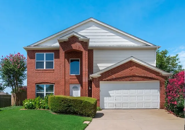Photo 1 of Sale Pending at 204 Edmundson Ct, Arlington, TX 76002 | MLS# 21307755 | Listing updated on 2026-07-25