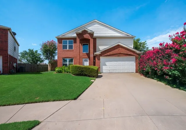 Photo 2 of Sale Pending at 204 Edmundson Ct, Arlington, TX 76002 | MLS# 21307755 | Listing updated on 2026-07-25