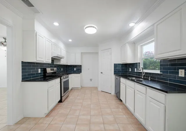 Photo 3 of Sale Pending at 204 Edmundson Ct, Arlington, TX 76002 | MLS# 21307755 | Listing updated on 2026-07-25