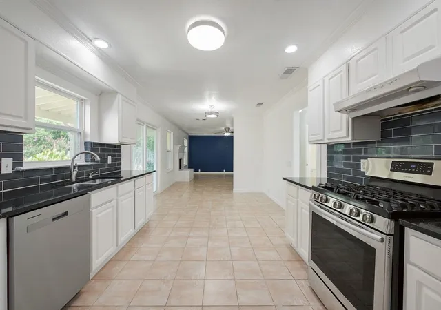 Photo 3 of Sale Pending at 204 Edmundson Ct, Arlington, TX 76002 | MLS# 21307755 | Listing updated on 2026-07-25