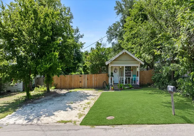 Photo 1 of Sale Pending at 1230 W Hyman St, Stephenville, TX 76401 | MLS# 21307739 | Listing updated on 2026-07-27