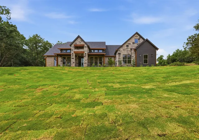 Photo 1 of Single family home for sale at 273 Martin Dr, Granbury, TX 76049 | MLS# 21306791 | Listing updated on 2026-09-16