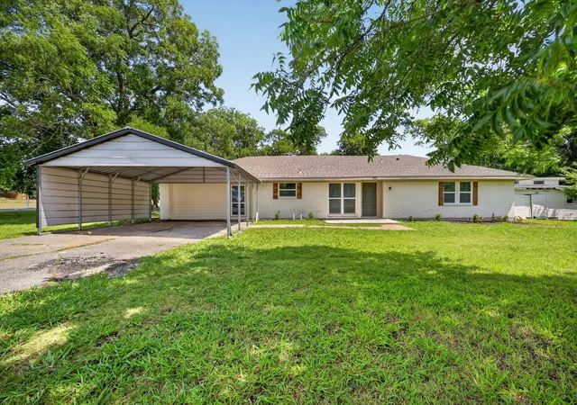 Photo 1 of Sale Pending at 372 Tooley St, Van Alstyne, TX 75495 | MLS# 21307179 | Listing updated on 2026-07-21